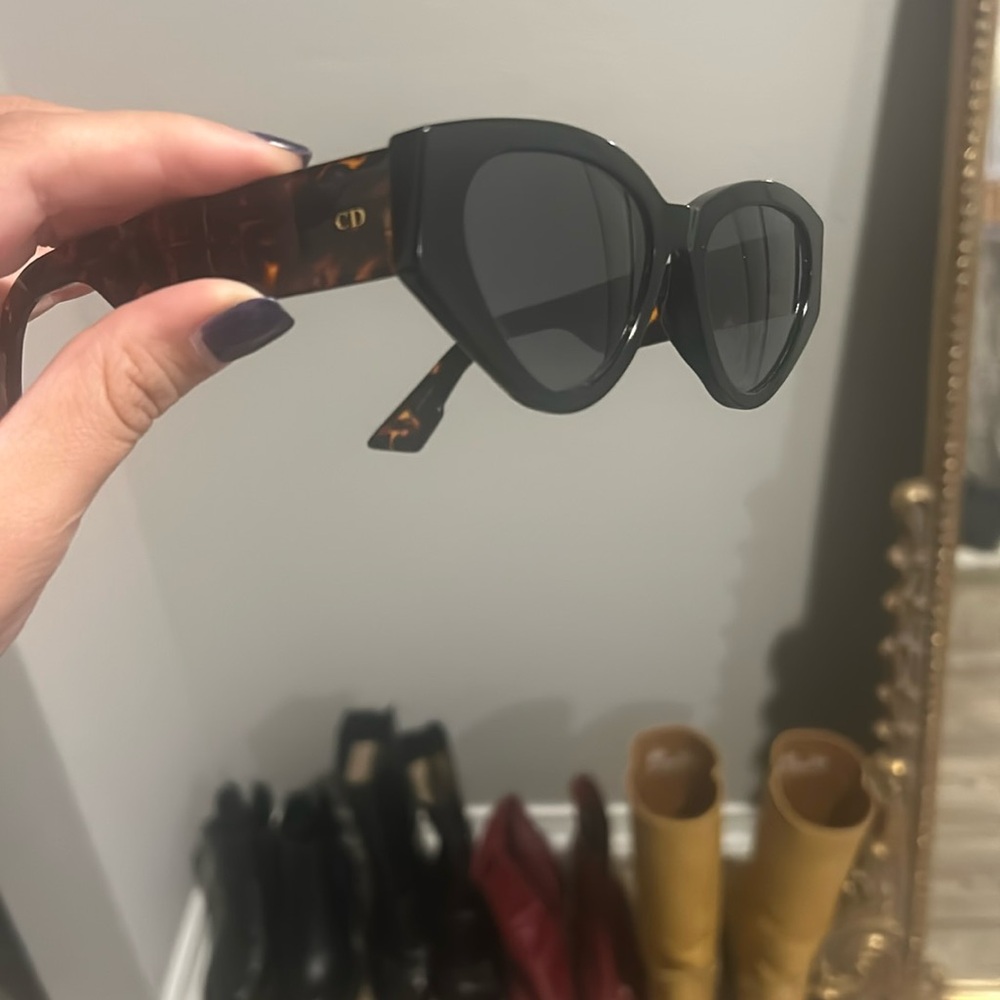 $150 ven  Dior sunglasses